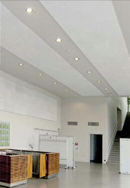 QuietStone™回收玻璃天花板和墙壁解决方案被用于一个大的白色空间。